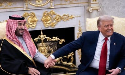 El presidente estadounidense Donald Trump (D) se da la mano con el príncipe heredero y primer ministro del Reino de Arabia Saudita, Mohammed bin Salman (I), en la Oficina Oval de la Casa Blanca en Washington, DC, EE.UU., el 18 de noviembre de 2025. (Arabia Saudita) EFE/NATHAN HOWARD