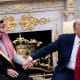 El presidente estadounidense Donald Trump (D) se da la mano con el príncipe heredero y primer ministro del Reino de Arabia Saudita, Mohammed bin Salman (I), en la Oficina Oval de la Casa Blanca en Washington, DC, EE.UU., el 18 de noviembre de 2025. (Arabia Saudita) EFE/NATHAN HOWARD