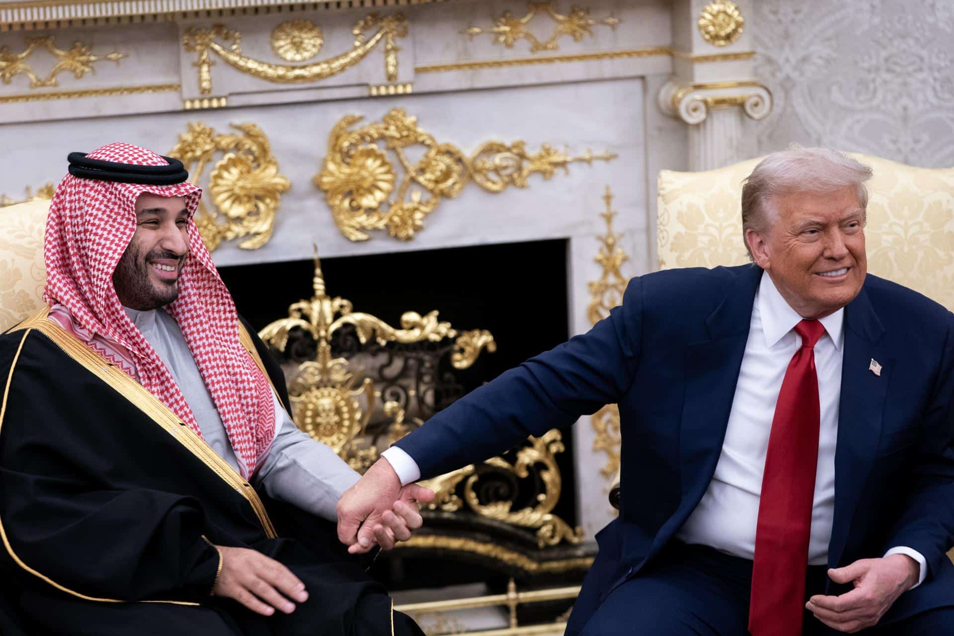 El presidente estadounidense Donald Trump (D) se da la mano con el príncipe heredero y primer ministro del Reino de Arabia Saudita, Mohammed bin Salman (I), en la Oficina Oval de la Casa Blanca en Washington, DC, EE.UU., el 18 de noviembre de 2025. (Arabia Saudita) EFE/NATHAN HOWARD