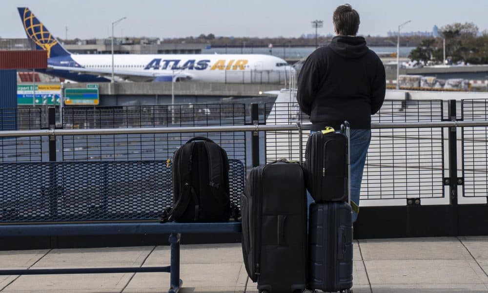 Un pasajero espera afuera del aeropuerto John F. Kennedy este viernes, en Nueva York (EE.UU.). EFE/Ángel Colmenares