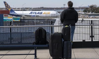 Un pasajero espera afuera del aeropuerto John F. Kennedy este viernes, en Nueva York (EE.UU.). EFE/Ángel Colmenares