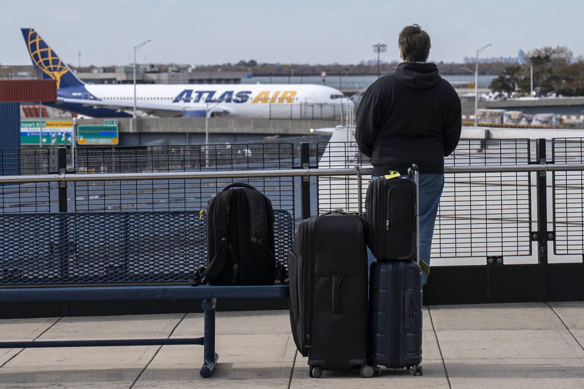 Un pasajero espera afuera del aeropuerto John F. Kennedy este viernes, en Nueva York (EE.UU.). EFE/Ángel Colmenares