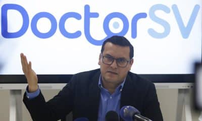 El director de 'Doctor SV', Manuel Bello, habla durante una rueda de prensa este jueves, en San Salvador (El Salvador). EFE/ Rodrigo Sura