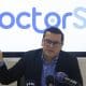 El director de 'Doctor SV', Manuel Bello, habla durante una rueda de prensa este jueves, en San Salvador (El Salvador). EFE/ Rodrigo Sura