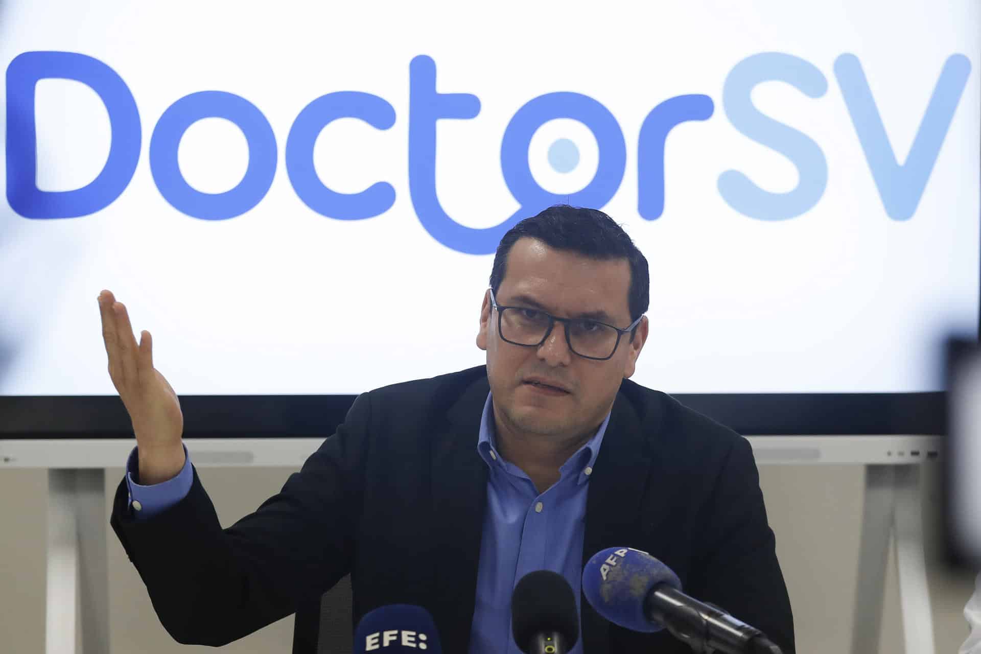 El director de 'Doctor SV', Manuel Bello, habla durante una rueda de prensa este jueves, en San Salvador (El Salvador). EFE/ Rodrigo Sura