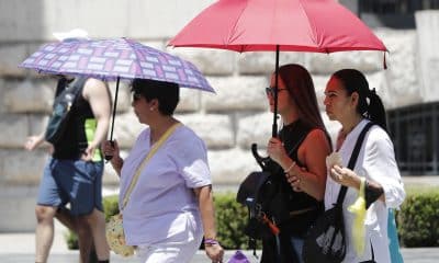 Varias personas se protegen del sol en Ciudad de México (México). Imagen de archivo. EFE/Mario Guzmán