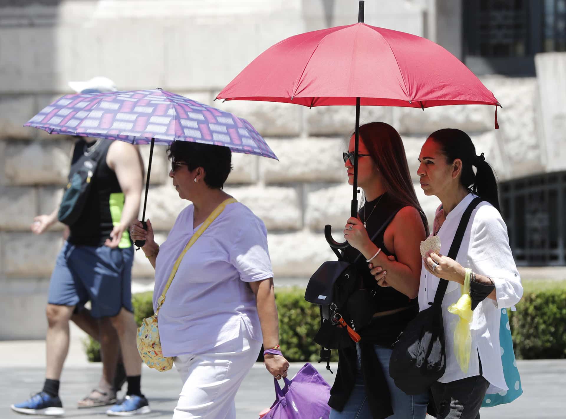 Varias personas se protegen del sol en Ciudad de México (México). Imagen de archivo. EFE/Mario Guzmán