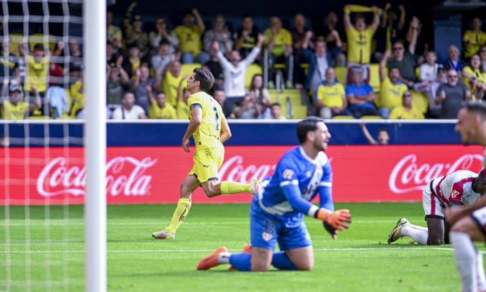 Gerard Moreno (i), del Villarreal, celebra tras marcarle un gol al Rayo Vallecano durante el partido de LaLiga disputado este sábado en Villarreal. EFE/ Andreu Esteban