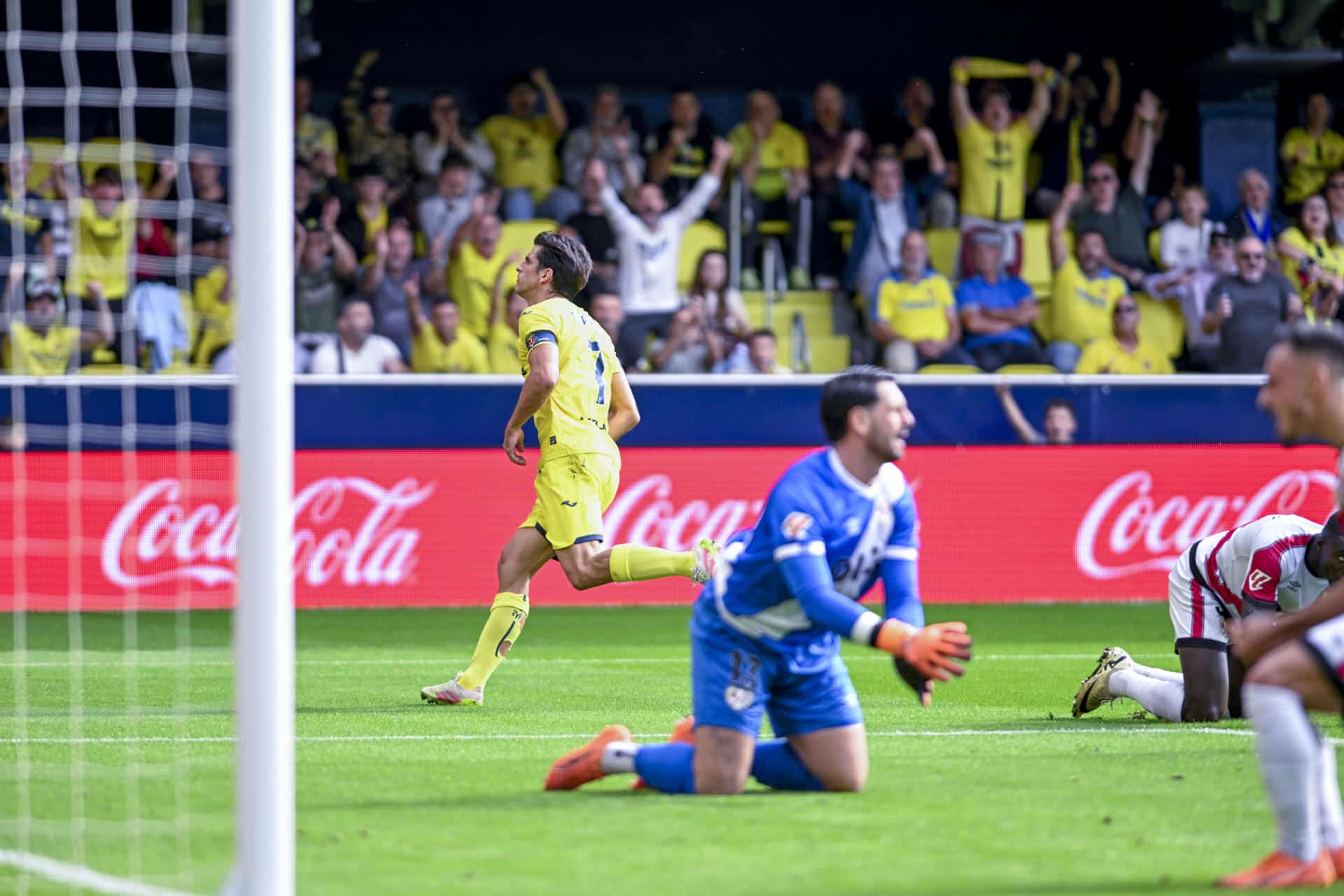 Gerard Moreno (i), del Villarreal, celebra tras marcarle un gol al Rayo Vallecano durante el partido de LaLiga disputado este sábado en Villarreal. EFE/ Andreu Esteban
