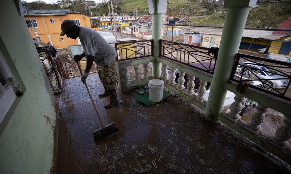 Un hombre limpia una casa afectada por el paso del huracán Melissa, este domingo en Cave Valley (Jamaica). EFE/ Orlando Barría