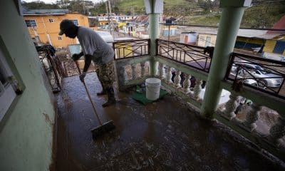 Un hombre limpia una casa afectada por el paso del huracán Melissa, este domingo en Cave Valley (Jamaica). EFE/ Orlando Barría