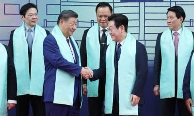 El presidente surcoreano, Lee Jae Myung (D), estrecha la mano con el presidente chino, Xi Jinping, durante la foto del grupo en la cumbre del foro de Cooperación Económica de Asia-Pacífico (APEC), celebrada en la localidad de Gyeongju, (Corea del Sur) EFE/EPA/YONHAP COREA DEL SUR FUERA