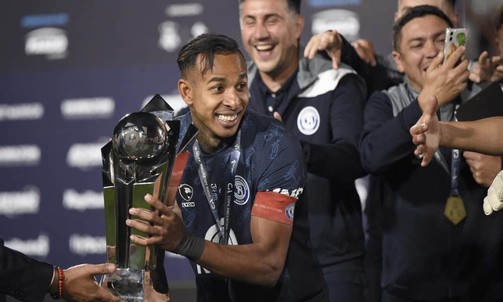 El colombiano Sebastián Villa (izq.), de Independiente Rivadavia, celebra con el trofeo de la Copa Argentina este miércoles tras vencer a Argentinos Juniors en el estadio Presidente Perón, en Córdoba. EFE/ STR