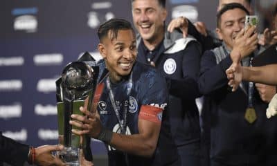 El colombiano Sebastián Villa (izq.), de Independiente Rivadavia, celebra con el trofeo de la Copa Argentina este miércoles tras vencer a Argentinos Juniors en el estadio Presidente Perón, en Córdoba. EFE/ STR