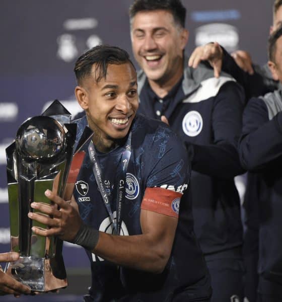 El colombiano Sebastián Villa (izq.), de Independiente Rivadavia, celebra con el trofeo de la Copa Argentina este miércoles tras vencer a Argentinos Juniors en el estadio Presidente Perón, en Córdoba. EFE/ STR