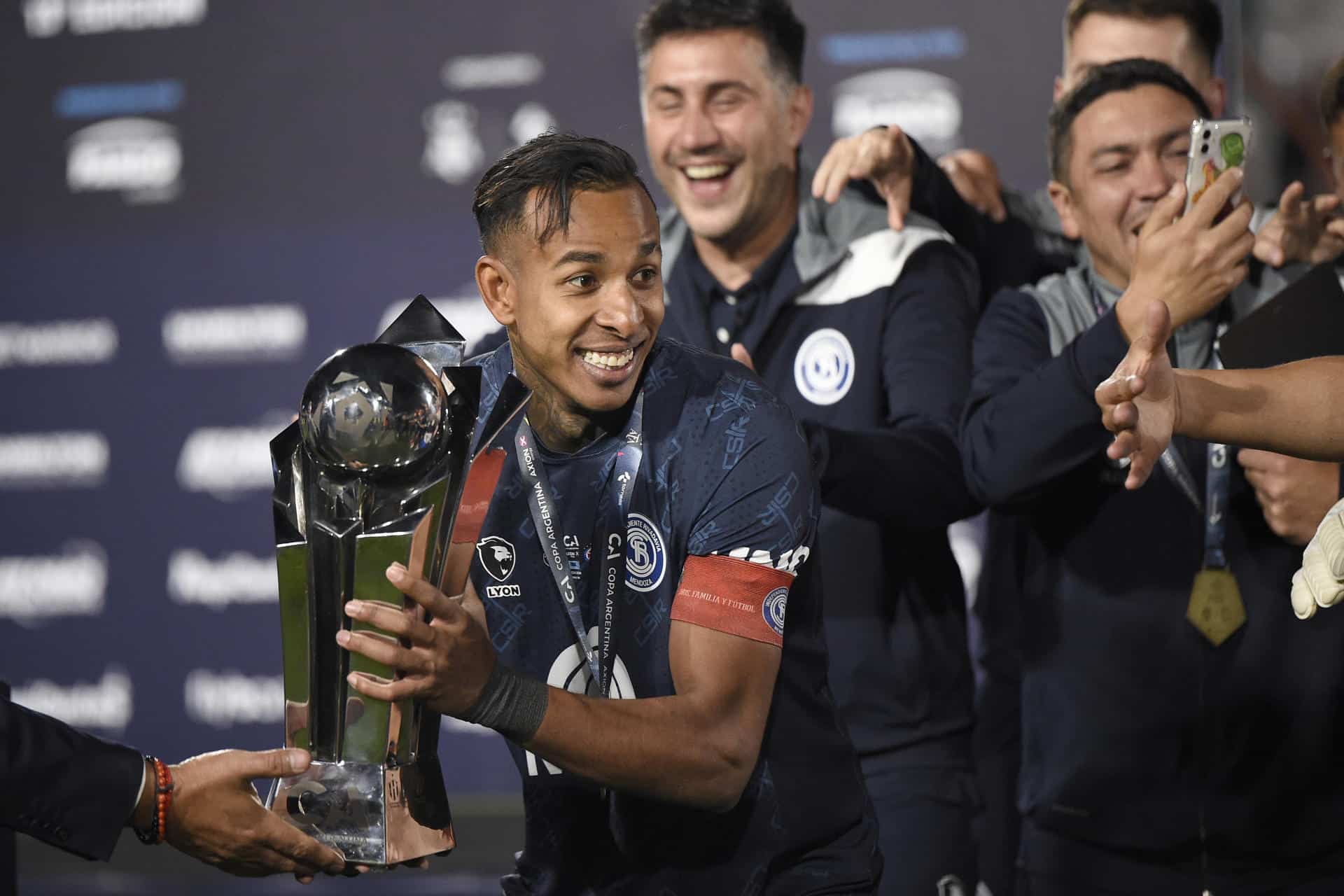 El colombiano Sebastián Villa (izq.), de Independiente Rivadavia, celebra con el trofeo de la Copa Argentina este miércoles tras vencer a Argentinos Juniors en el estadio Presidente Perón, en Córdoba. EFE/ STR