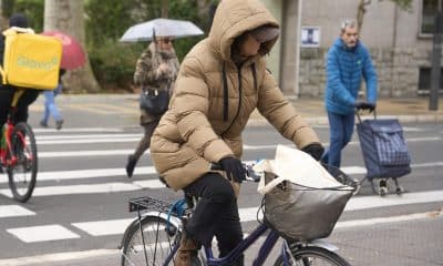 Una mujer circula en bicicleta y muy abrigada este miércoles en Vitoria. EFE/ L. Rico