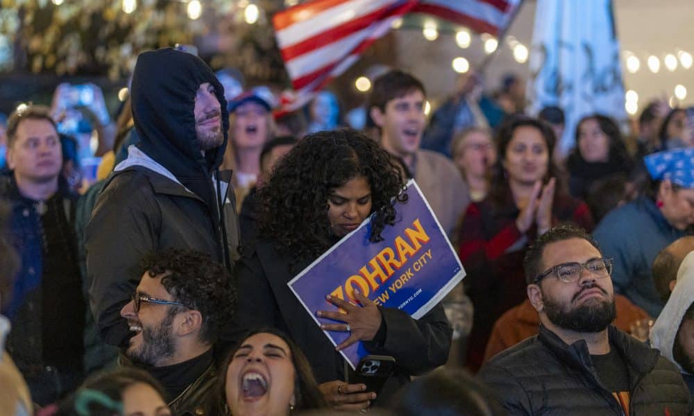 Simpatizantes del demócrata Zohran Mamdani celebran luego de conocer su triunfo para la alcaldía de Nueva York este 4 de noviembre de 2025, en Nueva York (Estados Unidos). EFE/ Angel Colmenares