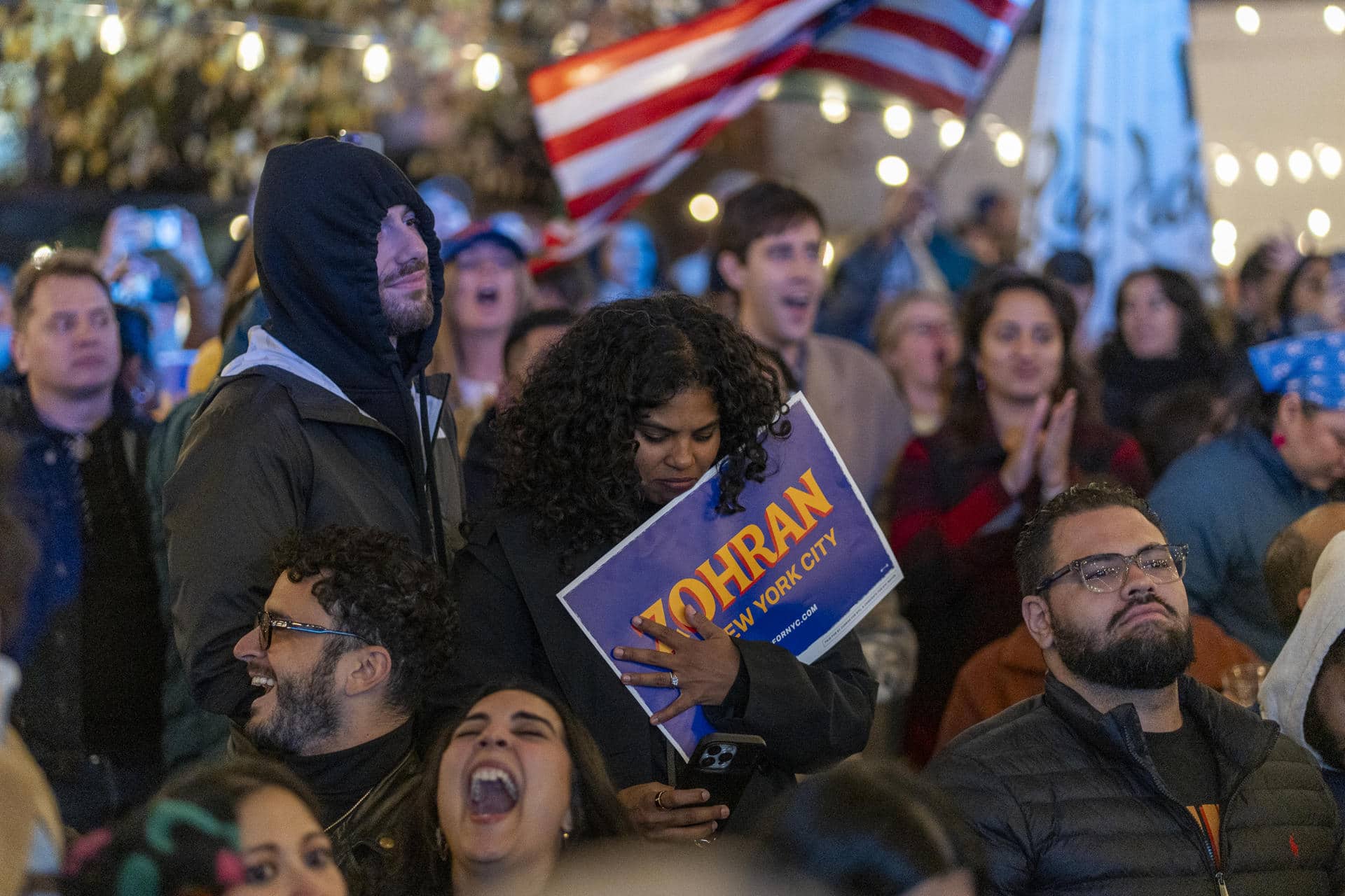 Simpatizantes del demócrata Zohran Mamdani celebran luego de conocer su triunfo para la alcaldía de Nueva York este 4 de noviembre de 2025, en Nueva York (Estados Unidos). EFE/ Angel Colmenares