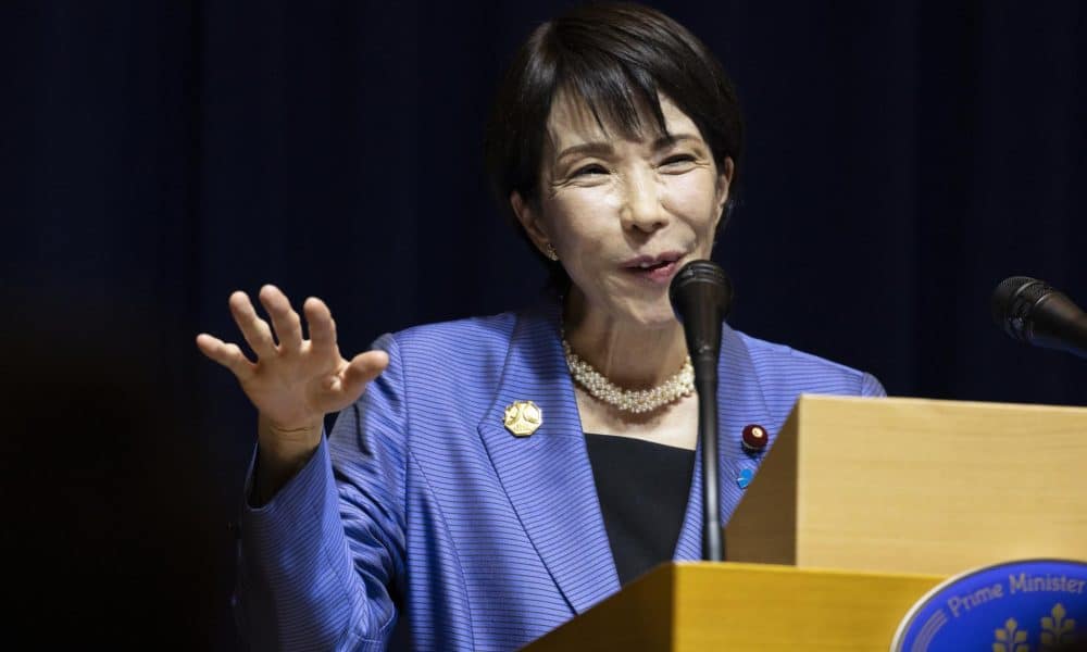 Imagen de archivo tomada el 1 de noviembre de 2025 que muestra a la primera ministra de Japón, Sanae Takaichi, durante una rueda de prensa en la cumbre de Cooperación Económica Asia-Pacífico (APEC), en Gyeongju, Corea del Sur. EFE/EPA/JEON HEON-KYUN