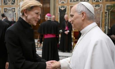 Foto cedida por el Vaticano que muestra al papa León XIV (d) saludando a la actriz y productora australiana Cate Blanchett durante una audiencia especial con el mundo del cine, este sábado en el Palacio Apostólico de la Ciudad del Vaticano. EFE/EPA/Vaticano/Cedida/ USO EDITORIAL SOLO/NO VENTAS