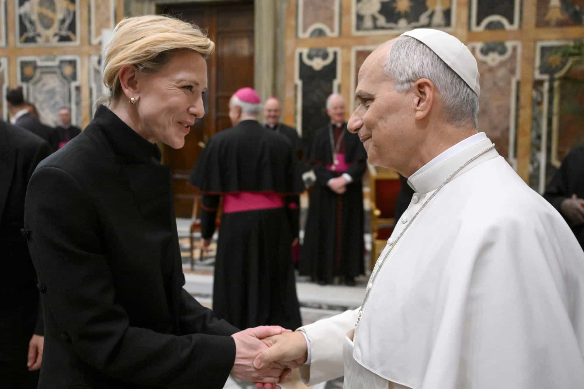 Foto cedida por el Vaticano que muestra al papa León XIV (d) saludando a la actriz y productora australiana Cate Blanchett durante una audiencia especial con el mundo del cine, este sábado en el Palacio Apostólico de la Ciudad del Vaticano. EFE/EPA/Vaticano/Cedida/ USO EDITORIAL SOLO/NO VENTAS
