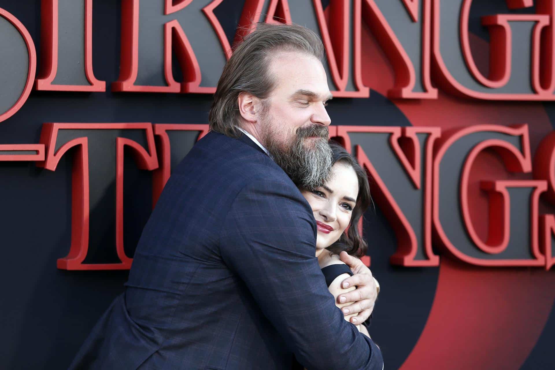 Imagen de archivo de los actores Winona Ryder y David Harbour. EFE/EPA/ETIENNE LAURENT