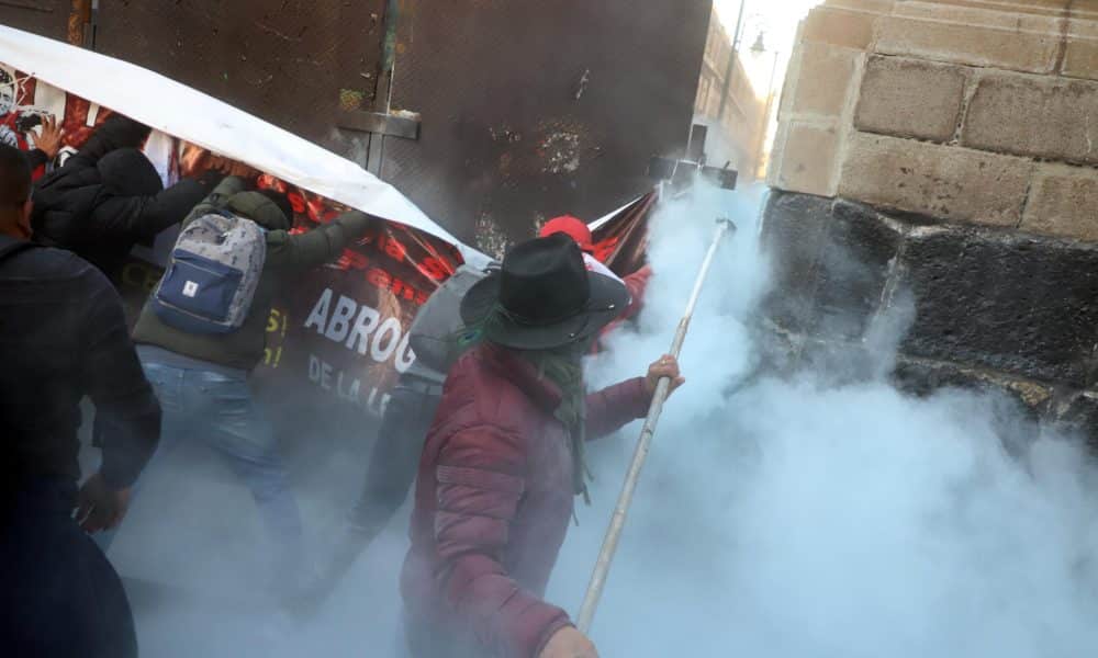 Integrantes de la Coordinadora Nacional de Trabajadores de la Educación (CNTE), se manifiestan este jueves al exterior del Palacio Nacional de la Ciudad de México (México).  EFE/Madla Hartz