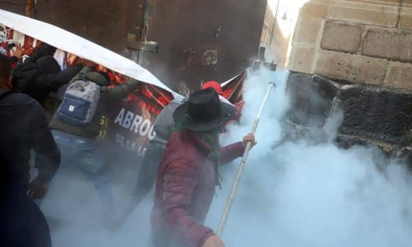 Integrantes de la Coordinadora Nacional de Trabajadores de la Educación (CNTE), se manifiestan este jueves al exterior del Palacio Nacional de la Ciudad de México (México).  EFE/Madla Hartz