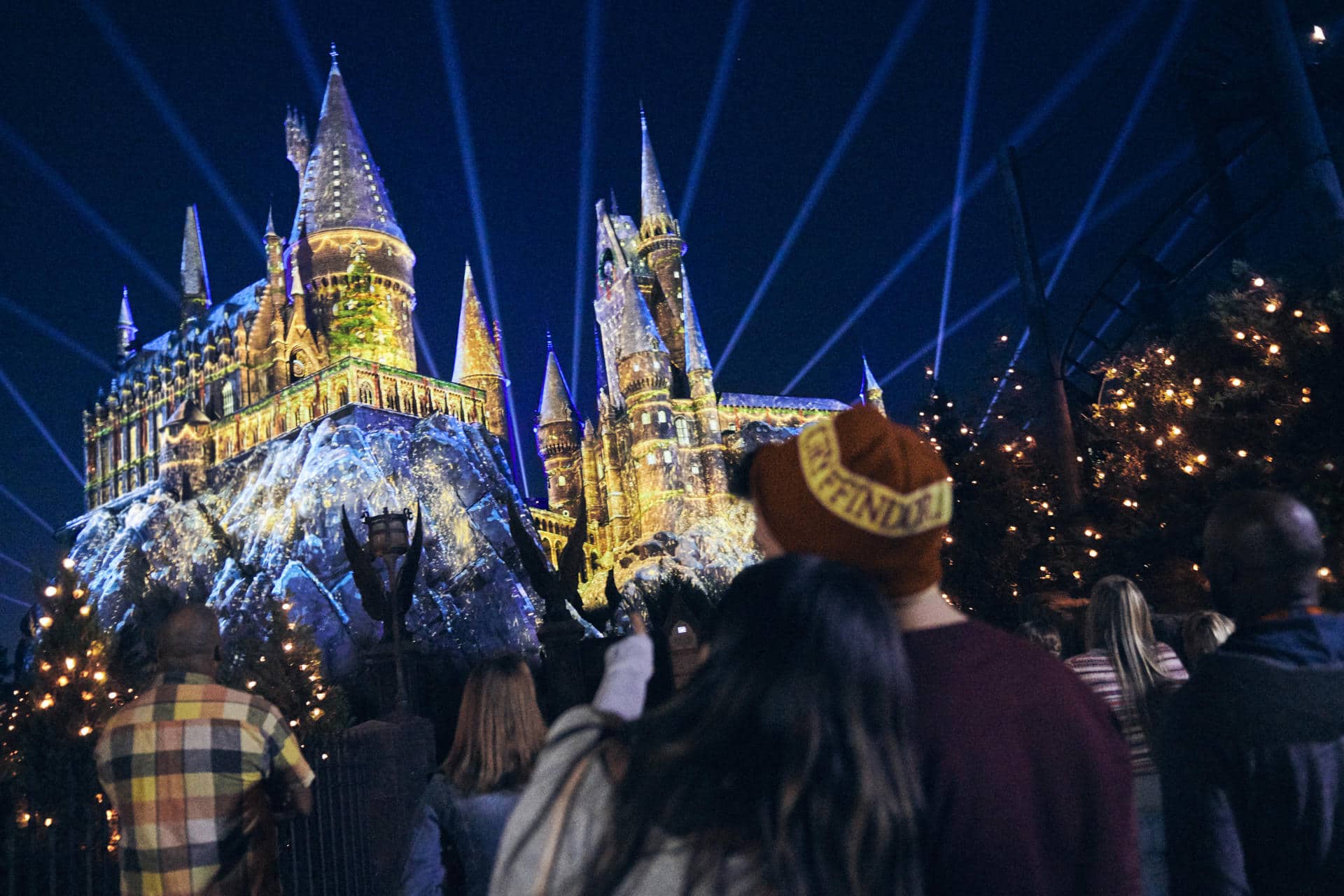 Fotografía sin fecha específica de toma cedida por NBCUniversal que muestra a personas observando la iluminación de la atracción 'Christmas in The Wizarding World of Harry Potter - Ministry of Magic' ('El Mundo Mágico de Harry Potter - Ministerio de Magia') en el parque temático Epic Universe de los estudios Universal en Orlando (Estados Unidos). EFE/NBCUniversal /SOLO USO EDITORIAL /NO VENTAS /SOLO DISPONIBLE PARA ILUSTRAR LA NOTICIA QUE ACOMPAÑA /CRÉDITO OBLIGATORIO