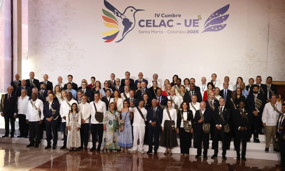 Asistentes de la IV Cumbre CELAC-UE posan en la foto oficial este domingo, en Santa Marta (Colombia).  EFE/ Mauricio Dueñas Castañeda