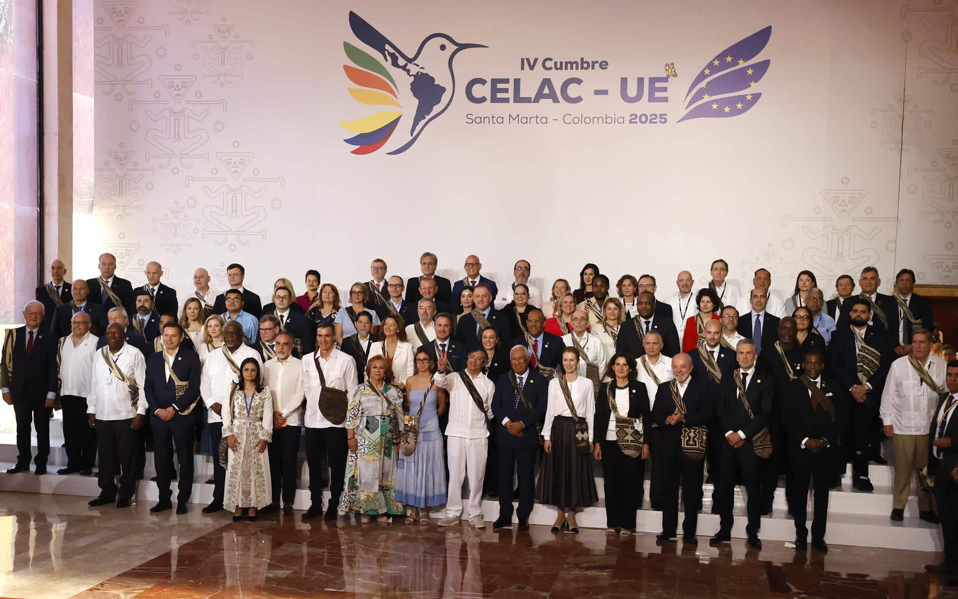 Asistentes de la IV Cumbre CELAC-UE posan en la foto oficial este domingo, en Santa Marta (Colombia).  EFE/ Mauricio Dueñas Castañeda
