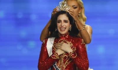 La mexicana Fatima Bosch (al frente) reacciona al ser coronada Miss Universo 2025 por la danesa Victoria Kjaer Theilvig (detrás), Miss Universo 2024, durante la 74.ª edición de Miss Universo 2025 en el Impact Challenger Hall de la provincia de Nonthaburi, en las afueras de Bangkok. EFE/EPA/RUNGROJ YONGRIT