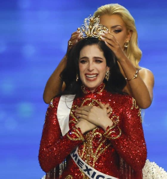 La mexicana Fatima Bosch (al frente) reacciona al ser coronada Miss Universo 2025 por la danesa Victoria Kjaer Theilvig (detrás), Miss Universo 2024, durante la 74.ª edición de Miss Universo 2025 en el Impact Challenger Hall de la provincia de Nonthaburi, en las afueras de Bangkok. EFE/EPA/RUNGROJ YONGRIT