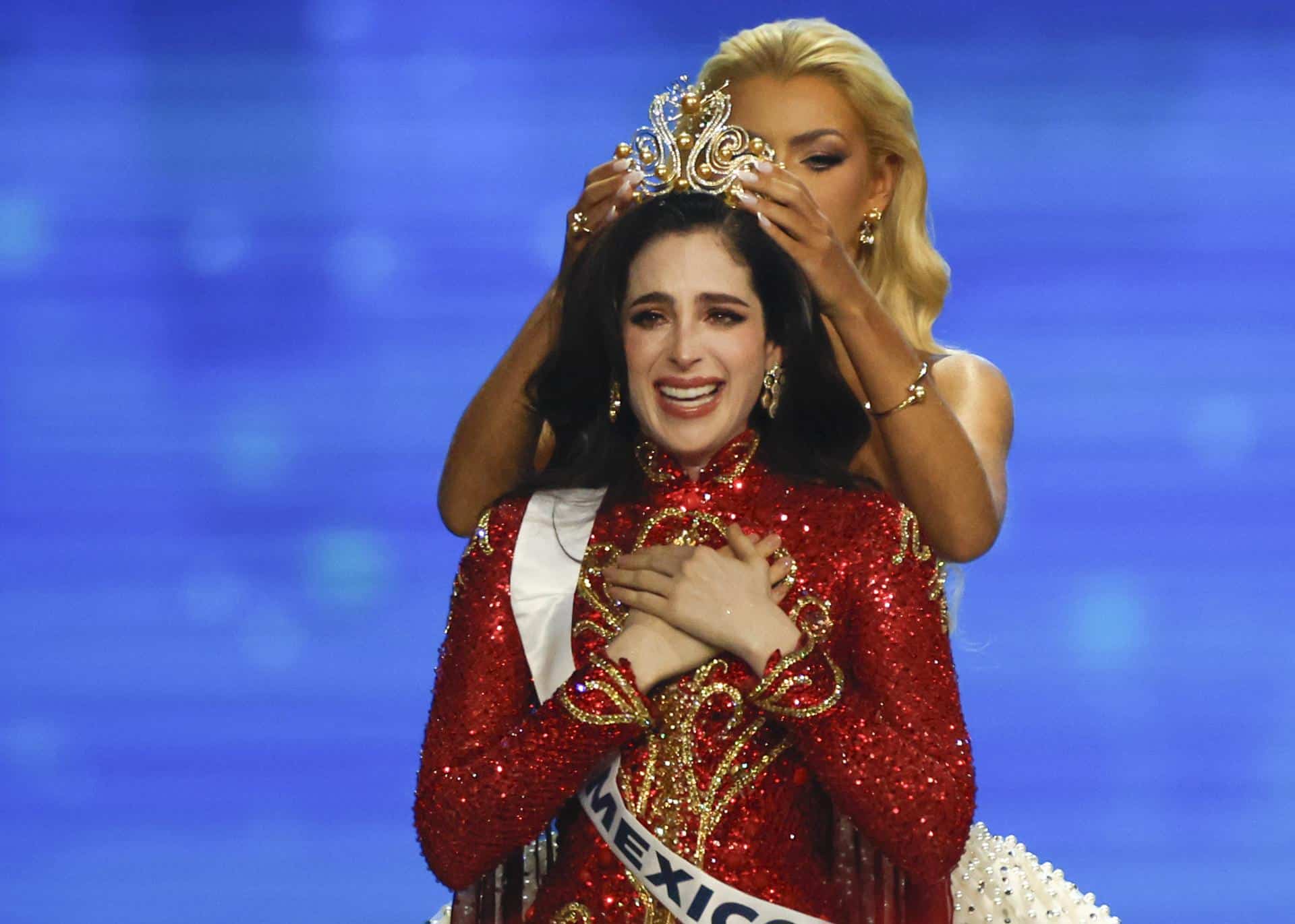 La mexicana Fatima Bosch (al frente) reacciona al ser coronada Miss Universo 2025 por la danesa Victoria Kjaer Theilvig (detrás), Miss Universo 2024, durante la 74.ª edición de Miss Universo 2025 en el Impact Challenger Hall de la provincia de Nonthaburi, en las afueras de Bangkok. EFE/EPA/RUNGROJ YONGRIT