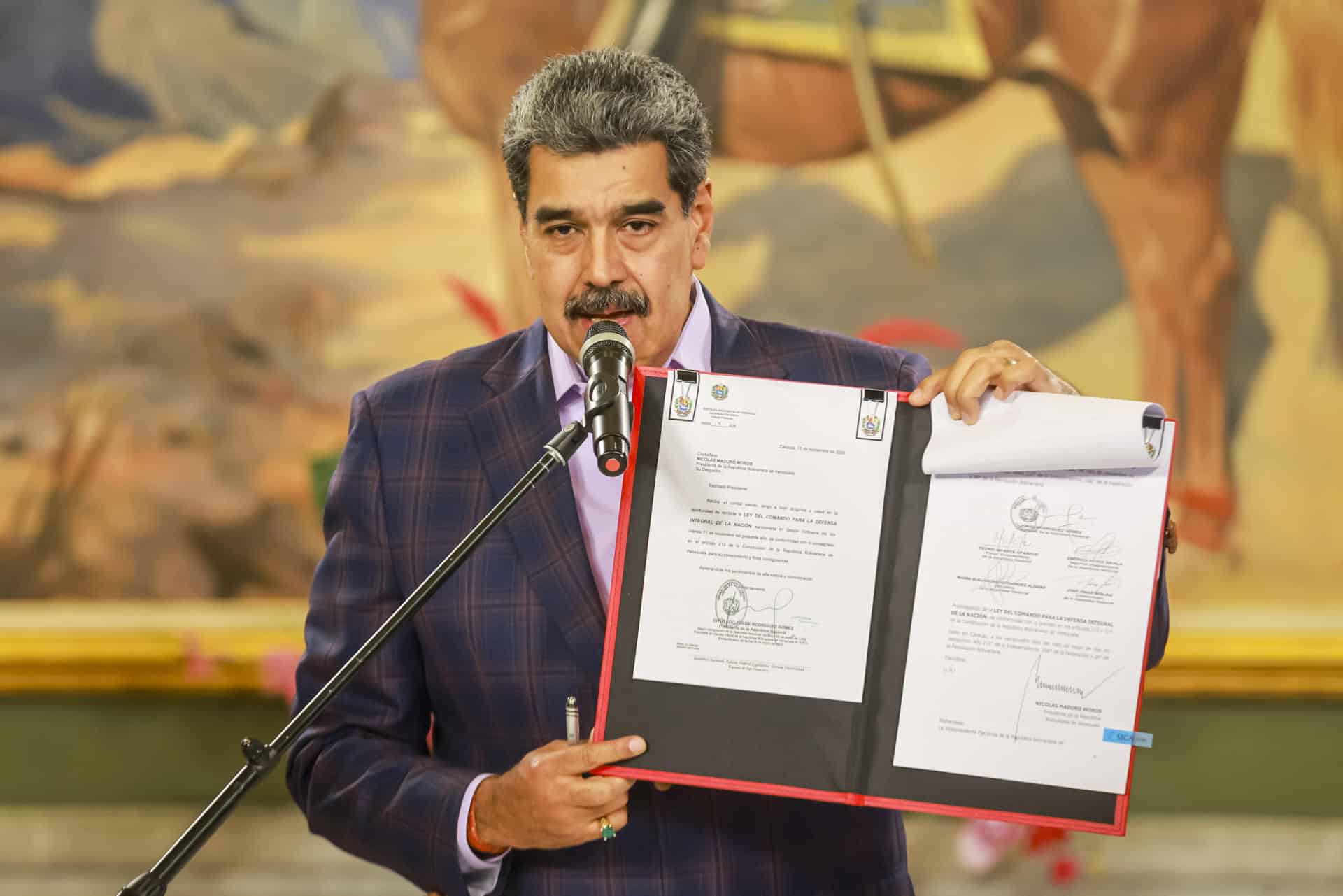 Fotografía cedida por Prensa del Palacio de Miraflores del presidente de Venezuela, Nicolás Maduro, hablando en un acto de gobierno este martes, en Caracas (Venezuela). EFE/ Palacio Miraflores