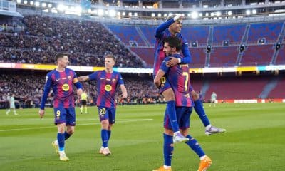 El delantero del Barcelona Ferrán Torres (d) celebra la consecución del segundo gol de su equipo durante el partido de LaLiga entre el Barcelona y el Athletic Club, este sábado en el Camp Nou. EFE/ Siu Wu