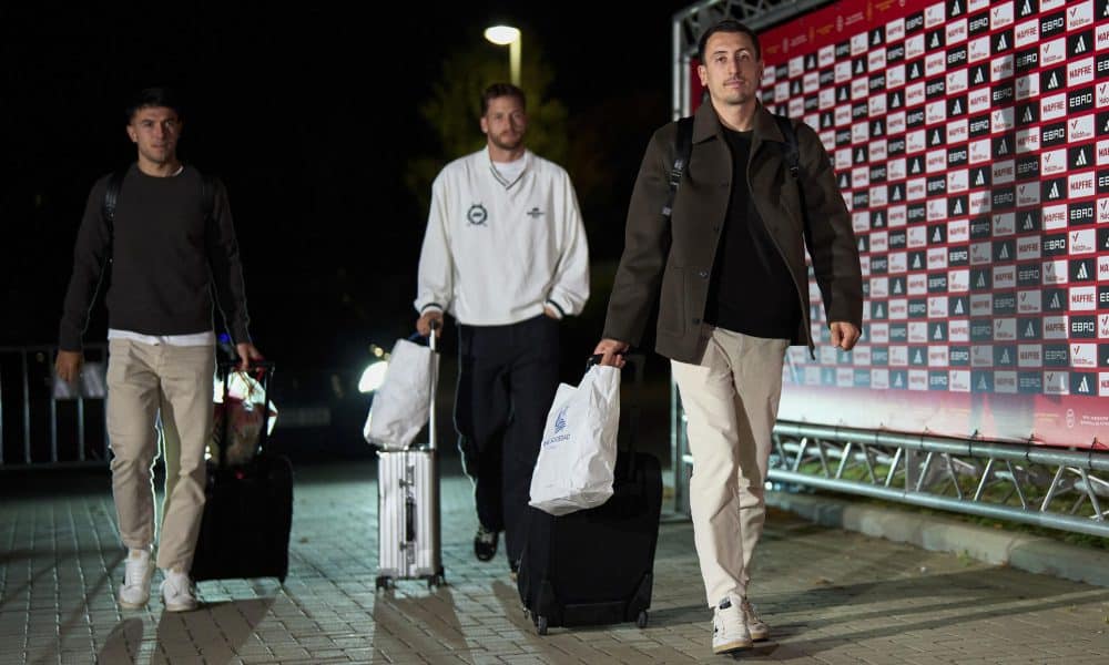 (i-d) Los jugadores de la selección española Martín Zubimendi, Álex Remiro y Mikel Oyarzabal a su llegada este lunes a la Ciudad del Fútbol de Las Rozas, en Madrid, de cara a los partidos clasificatorios para el Mundial 2026 contra Georgia y Turquía. EFE/ Ángel Martínez / RFEF SÓLO USO EDITORIAL / SÓLO DISPONIBLE PARA ILUSTRAR LA NOTICIA QUE ACOMPAÑA (CRÉDITO OBLIGATORIO)