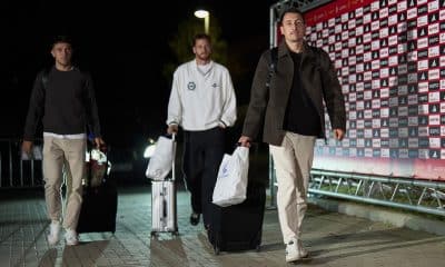 (i-d) Los jugadores de la selección española Martín Zubimendi, Álex Remiro y Mikel Oyarzabal a su llegada este lunes a la Ciudad del Fútbol de Las Rozas, en Madrid, de cara a los partidos clasificatorios para el Mundial 2026 contra Georgia y Turquía. EFE/ Ángel Martínez / RFEF SÓLO USO EDITORIAL / SÓLO DISPONIBLE PARA ILUSTRAR LA NOTICIA QUE ACOMPAÑA (CRÉDITO OBLIGATORIO)