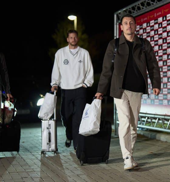 (i-d) Los jugadores de la selección española Martín Zubimendi, Álex Remiro y Mikel Oyarzabal a su llegada este lunes a la Ciudad del Fútbol de Las Rozas, en Madrid, de cara a los partidos clasificatorios para el Mundial 2026 contra Georgia y Turquía. EFE/ Ángel Martínez / RFEF SÓLO USO EDITORIAL / SÓLO DISPONIBLE PARA ILUSTRAR LA NOTICIA QUE ACOMPAÑA (CRÉDITO OBLIGATORIO)
