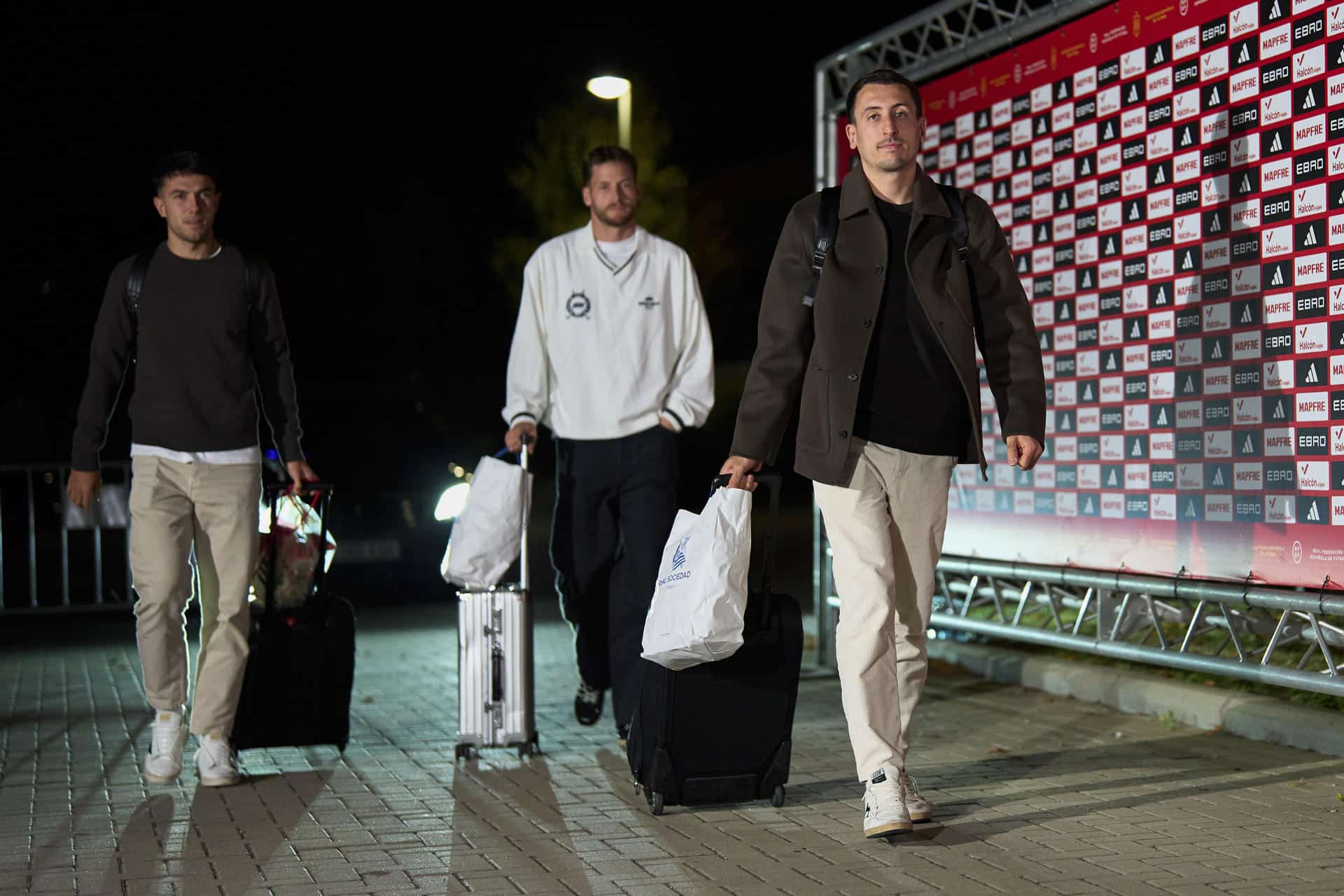 (i-d) Los jugadores de la selección española Martín Zubimendi, Álex Remiro y Mikel Oyarzabal a su llegada este lunes a la Ciudad del Fútbol de Las Rozas, en Madrid, de cara a los partidos clasificatorios para el Mundial 2026 contra Georgia y Turquía. EFE/ Ángel Martínez / RFEF SÓLO USO EDITORIAL / SÓLO DISPONIBLE PARA ILUSTRAR LA NOTICIA QUE ACOMPAÑA (CRÉDITO OBLIGATORIO)