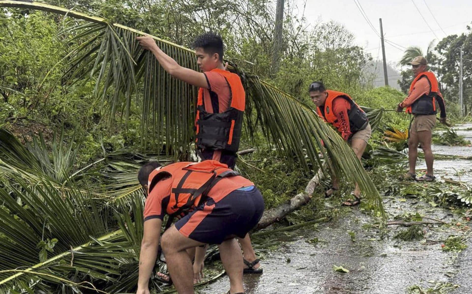 La guardia costera filipina limpia carreteras por los efectos del supertifón Fung-Wong en la provincia de Catanduanes. El supertifón Fung-Wong tocó tierra en la localidad de Dinalungan, en la provincia de Aurora en la isla de Luzón, norte de Filipinas, informó la autoridad metereológica del país. EFE/EPA/PHILIPPINE COAST GUARD / HANDOUT BEST QUALITY AVAILABLE HANDOUT EDITORIAL USE ONLY/NO SALES