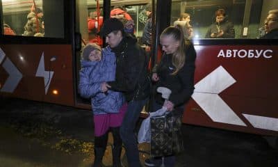 Vecinos del lugar de un ataque ruso en un edificio residencial de gran altura en Kharkiv, noreste de Ucrania, el 19 de noviembre de 2025.EFE/EPA/SERGEY KOZLOV