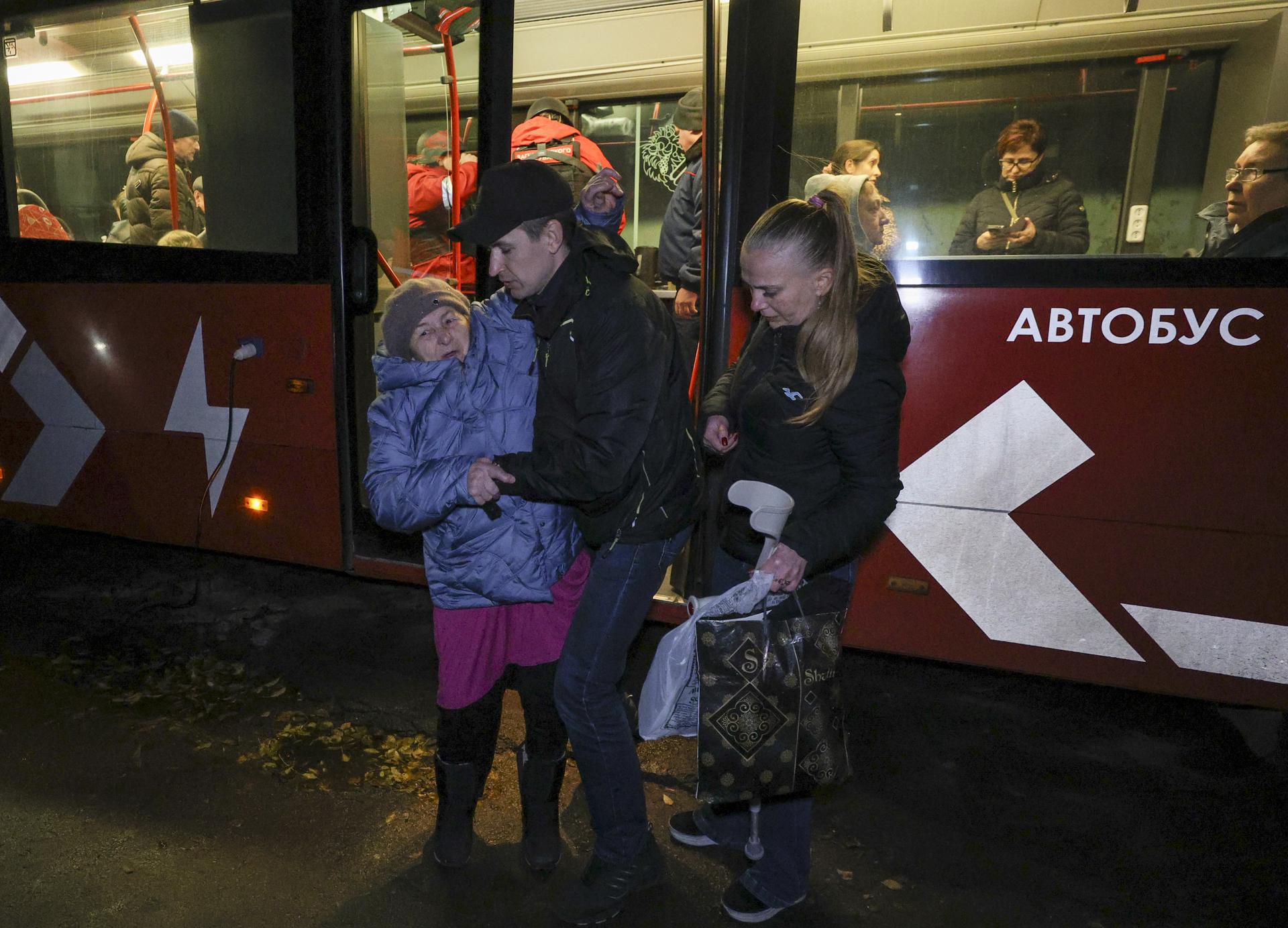Vecinos del lugar de un ataque ruso en un edificio residencial de gran altura en Kharkiv, noreste de Ucrania, el 19 de noviembre de 2025.EFE/EPA/SERGEY KOZLOV