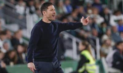 El entrenador del Real Madrid Xabi Alonso durante el partido de la jornada 13 de LaLiga entre el Elche CF y el Real Madrid, en el estadio Martínez Valero. EFE/Manuel Bruque