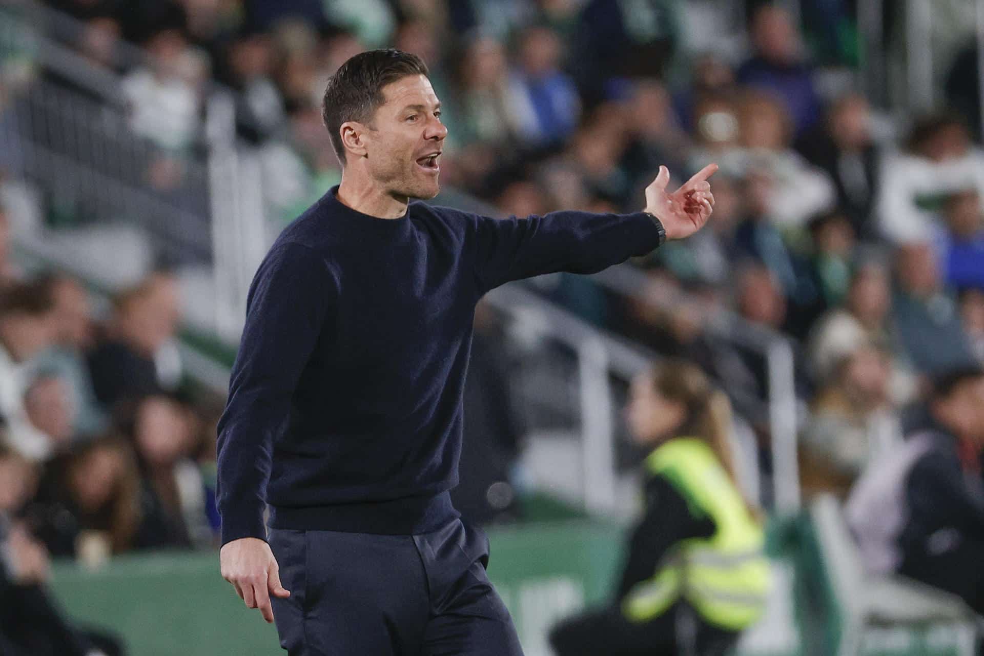 El entrenador del Real Madrid Xabi Alonso durante el partido de la jornada 13 de LaLiga entre el Elche CF y el Real Madrid, en el estadio Martínez Valero. EFE/Manuel Bruque