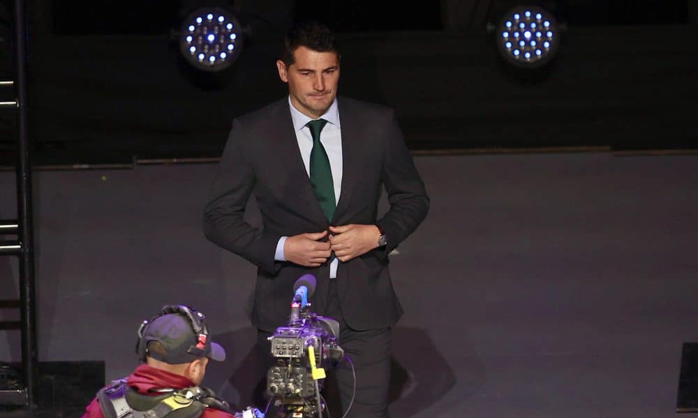 El ex futbolista español Iker Casillas, es homenajeado durante la ceremonia de Investidura del Salón de la Fama del Fútbol Nacional e Internacional 2025 este martes, en el Auditorio Gota de Plata de la ciudad de Pachuca (México). EFE/ David Martínez Pelcastre