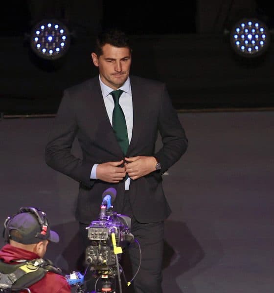 El ex futbolista español Iker Casillas, es homenajeado durante la ceremonia de Investidura del Salón de la Fama del Fútbol Nacional e Internacional 2025 este martes, en el Auditorio Gota de Plata de la ciudad de Pachuca (México). EFE/ David Martínez Pelcastre