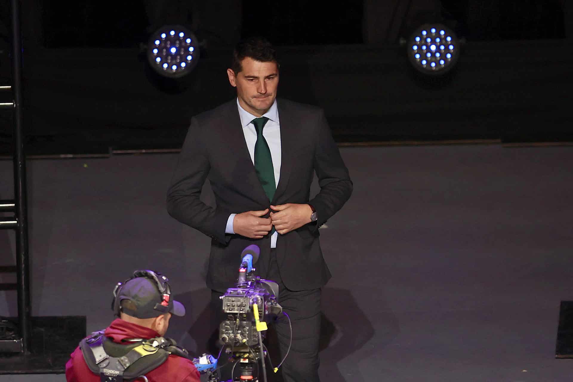 El ex futbolista español Iker Casillas, es homenajeado durante la ceremonia de Investidura del Salón de la Fama del Fútbol Nacional e Internacional 2025 este martes, en el Auditorio Gota de Plata de la ciudad de Pachuca (México). EFE/ David Martínez Pelcastre