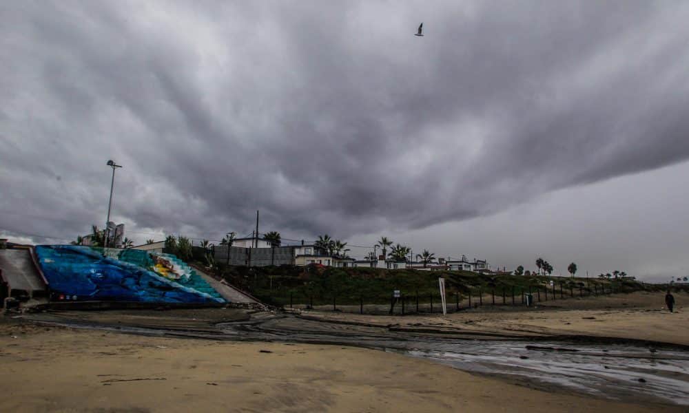 Fotografía de una playa cubierta de nubes grises en Ensenada, Baja California (México). Imagen de archivo. EFE/ Alejandro Zepeda